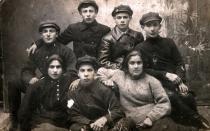 Golda Tsyrulnik and Lyova Slobodskoy with Komsomol members