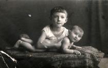 Zina Kaluzhnaya and her sister Sarra Slobodskaya Zina Kaluzhnaya and her sister Sarra Slobodskaya