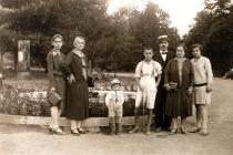 Jakov Kalef and family members