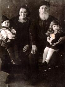 Bella Kisselgof , her grandfather Shymon Rivkin,
grandmother Riva Rivkina and cousin Yura Bella Kisselgof , her grandfather Shymon Rivkin,
grandmother Riva Rivkina and cousin Yura