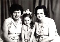 Faina Minkova's mother Tzyva Shyfrinson, her sister Elizabeth Minkova and her daughter Nina Goncharuk Faina Minkova's mother Tzyva Shyfrinson, her sister Elizabeth Minkova and her daughter Nina Goncharuk