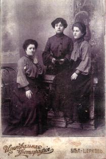 Mina Gomberg's grandmother Clara Rapoport and her friends Mina Gomberg's grandmother Clara Rapoport and her friends