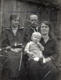 Schwartz Olga, Schwartz Hugó, László fiuk és Teri dada Schwartz Olga, Schwartz Hugó, László fiuk és Teri dada